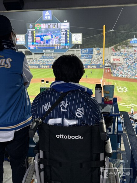 지난 13일 대구에서 열린 준PO 3차전에서 장애인석을 이용 중인 팬이 취재진 인터뷰에 응했다. (사진=스포츠춘추 박승민 기자)