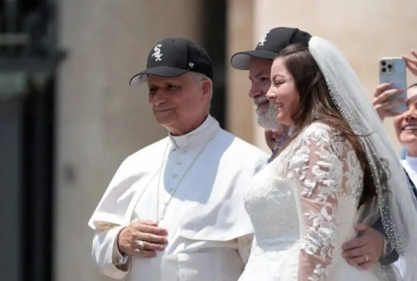 화이트삭스 모자를 쓴 교황(사진=게리 데스테파노 SNS)