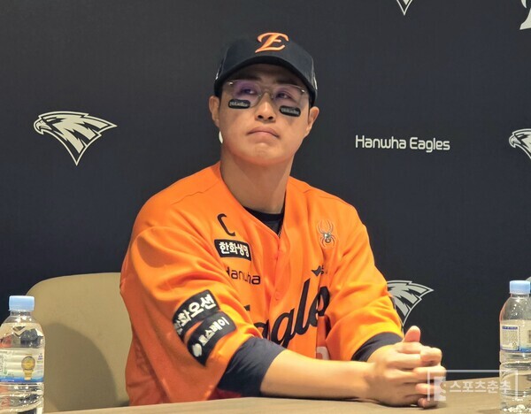 한화 채은성이 플레이오프 1차전 후 취재진과 인터뷰하고 있다. (사진=스포츠춘추 황혜정 기자)