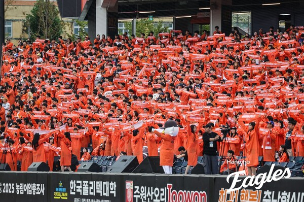 우비를 입은 주황 군단. (사진=한화)