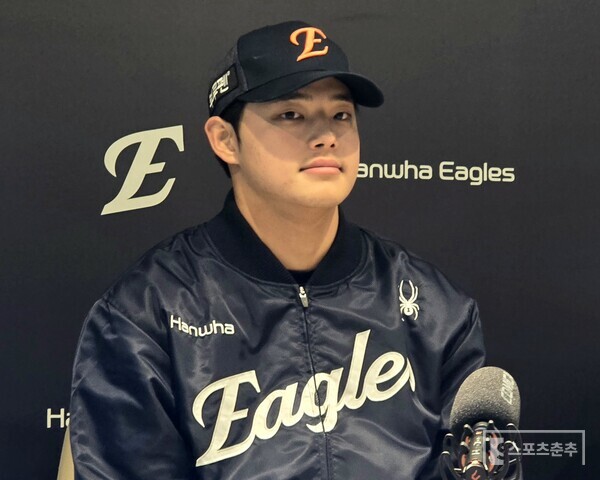 문동주가 취재진과 만나 인터뷰하고 있다(사진=스포츠춘추 황혜정 기자)