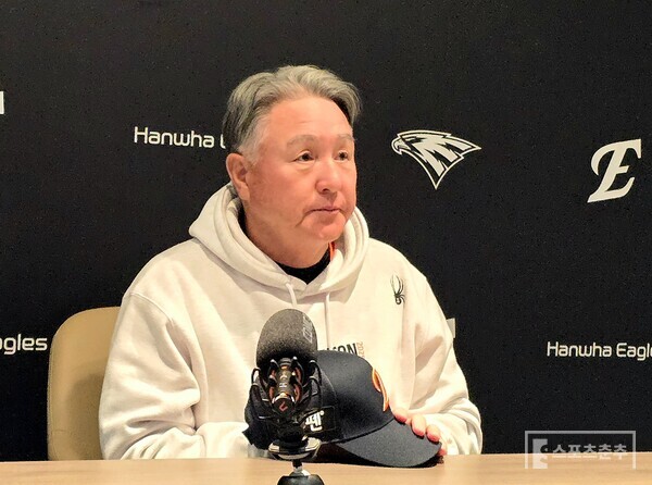 PO 1차전 승리 후 취재진 인터뷰에 응한 김경문 한화 이글스 감독. (사진=스포츠춘추 황혜정 기자)