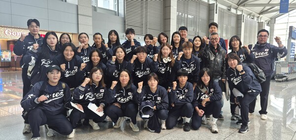 24일 출국한 여자야구 대표팀 단체 사진. (사진=한국여자야구연맹)