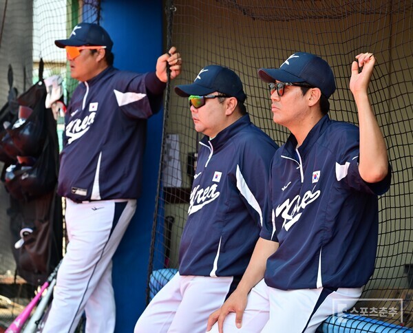 2025 여자야구 대표팀 코칭스태프. (왼쪽부터) 한화 장시환 친형 장지훈 타격코치, 허일상 감독, 전 SK 투수 윤길현 투수코치. (사진=스포츠춘추 황혜정 기자)