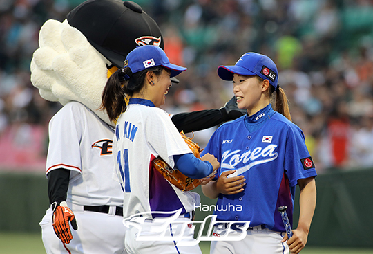 9일 청주경기 시구자로 나선 2018 WBSC 여자야구월드컵 국가대표 김보미 선수와 시타에 나선 안재은 선수(사진=한화)
