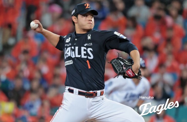 문동주가 21일 플레이오프 3차전에서 역투하고 있다. (사진=한화)