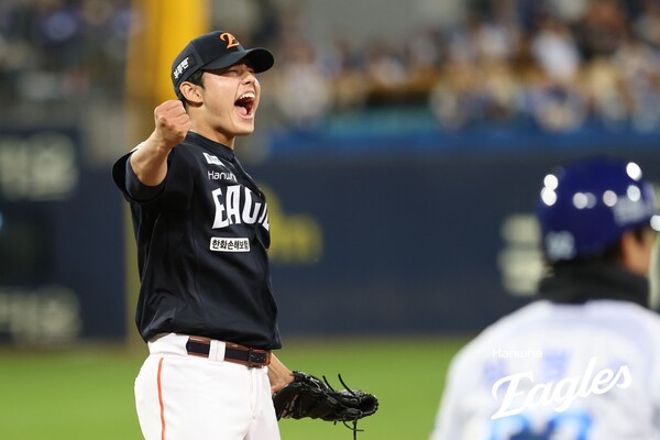 이닝을 마무리한 뒤 더그아웃을 향해 세리머니하는 문동주. (사진=한화)