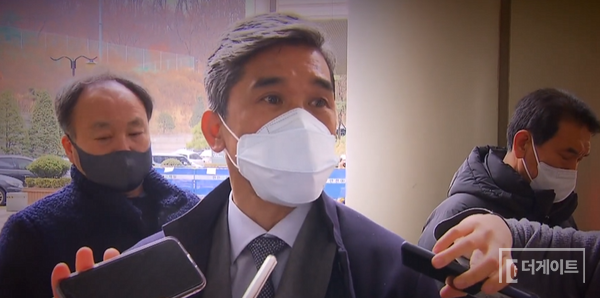 정종선 전 언남고 감독이 1심에서 성폭력 혐의와 업무상 횡령과 관련해 무죄를 받은 뒤 기자들과 인터뷰하는 장면. 당시 정 전 감독은 "경찰과 일부 언론에서 한 가정을 말살시켰다"며 분개했다. 그러나 대법원에서 정 전 감독은 성폭력 혐의에 대해서 무죄를 받았을 뿐 횡령 혐의는 유죄를 선고받았다(사진=더게이트)