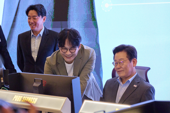 이재명 대통령이 10월 15일 서울 성동구 펍지 성수에서 열린 K-게임 현장 간담회에서 '크래프톤' 신작 게임을 체험하고 있다(사진=대통령실)