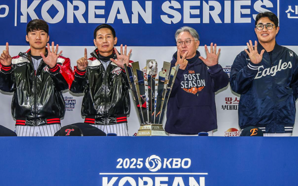 6차전을 예상한 염경엽 감독과 7차전을 예상한 김경문 감독(사진=한화)