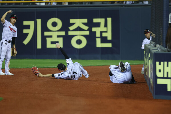 LG 홍창기가 지난 5월 13일 그라운드에 쓰러져 있는 모습. (사진=LG 트윈스)