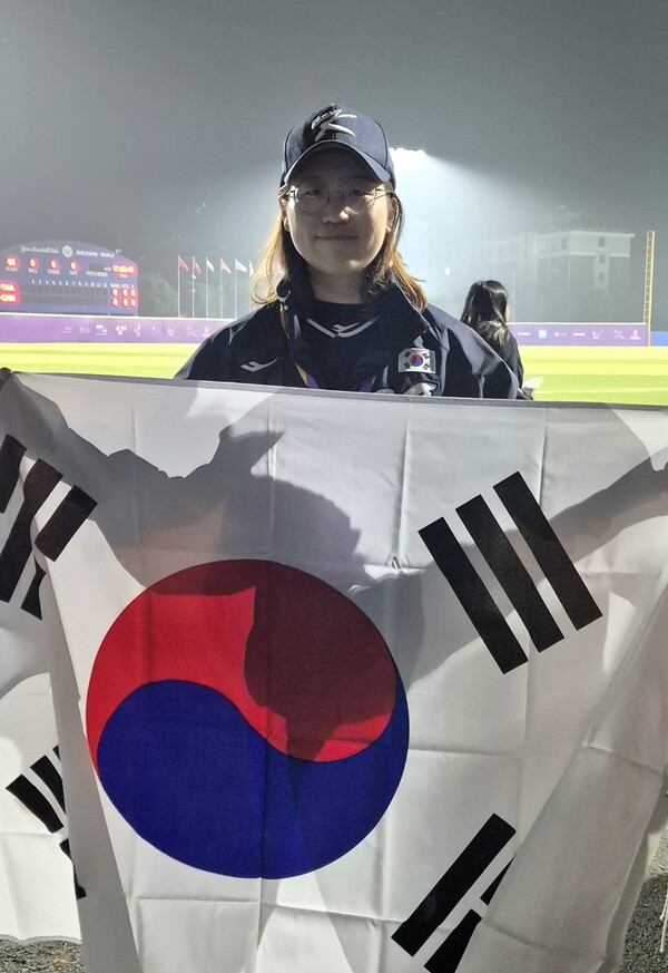 26일 필리핀전 결승타를 치고난 뒤 이유진이 승리 기념 세리머니를 하고 있다. (사진=한국여자야구연맹)