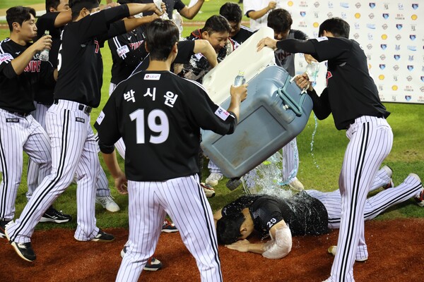 9월 10일 시즌 10승을 달성한 뒤 팀 동료들에게 축하를 받는 손주영. (사진=LG)