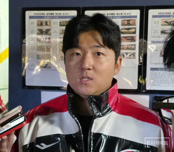 LG 송승기가 KS 2차전을 마치고 취재진과 인터뷰 하고 있다. (사진=황혜정 기자)