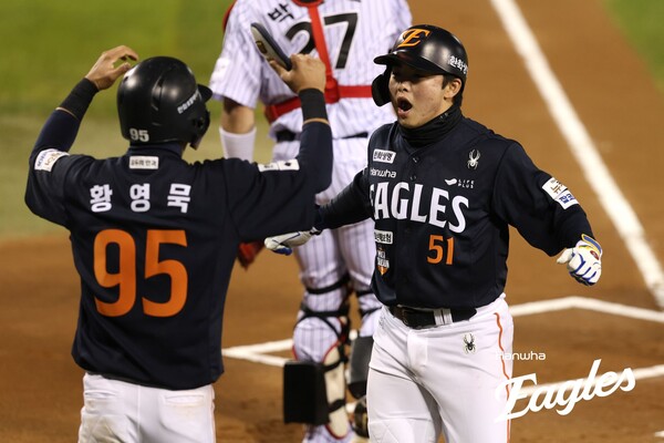 문현빈이 지난 27일 잠실구장에서 열린 KS 2차전서 홈런을 치고 포효하고 있다. (사진=한화)