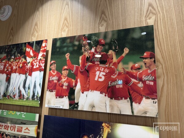 한화생명 볼파크 복도를 장식한 우승 당시 사진(사진=더게이트 배지헌 기자)