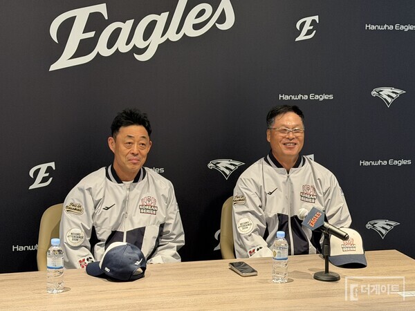 취재진과 만난 조경택-구대성(사진=더게이트 배지헌 기자)