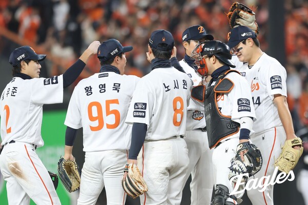 KS 3차전에서 이긴 선수단이 환호하고 있다. (사진=한화)