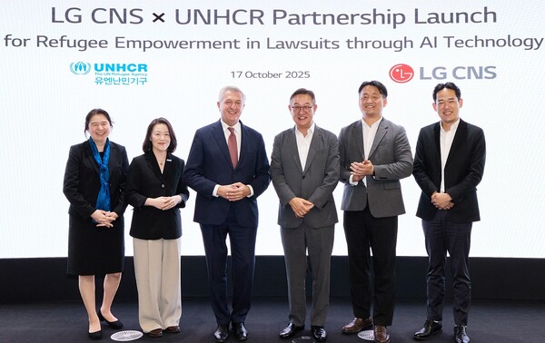 LG CNS CEO 현신균 사장(오른쪽 세번째)과 유엔난민기구 최고대표 필리포 그란디(왼쪽 세번째)가 파트너십 체결식에서 사진촬영하는 모습 - 제공 LGCNS