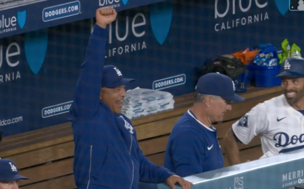 자기 일처럼 기뻐하는 로버츠 감독(사진=MLB.com)