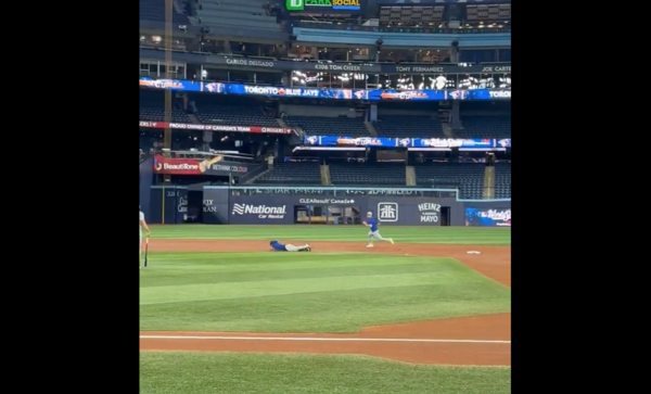 넘어진 로버츠 감독(사진=TODAY IN MLB KYODO NEWS SNS)