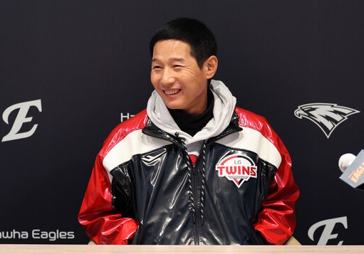 염경엽 LG 감독이 우승 트로피를 안고 잠실로 돌아간다. (사진=LG)