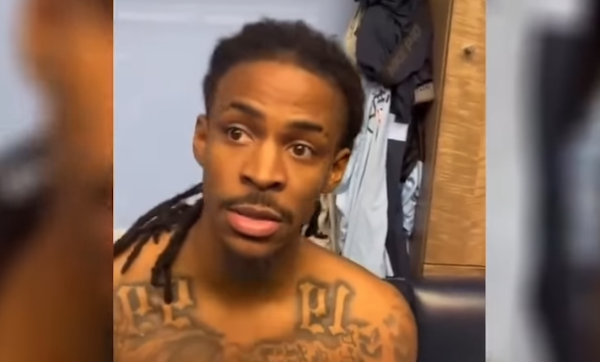 경기후 건성으로 인터뷰에 응하는 모란트.