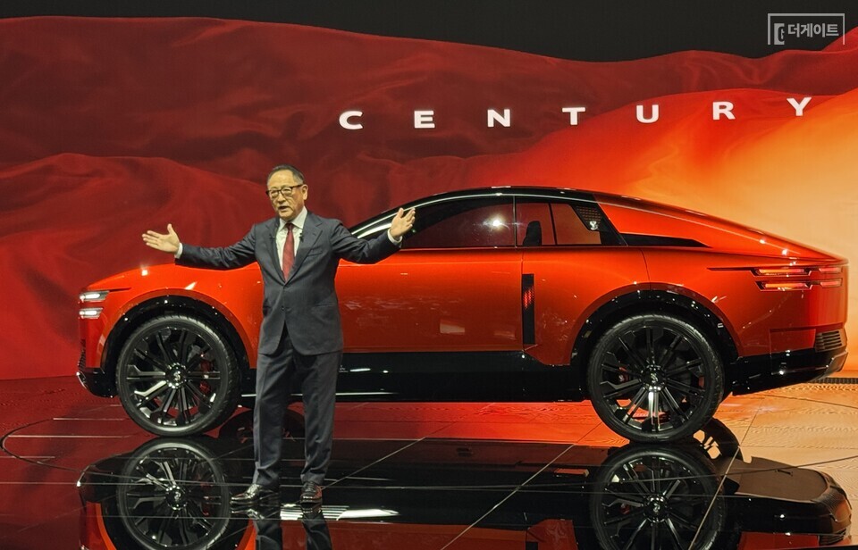 토요다 아키오 회장이 센추리 콘셉트카를 공개했다