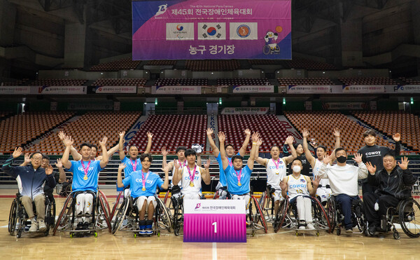 제45회 전국장애인체육대회에서 휠체어농구 남자부 금메달을 차지한 코웨이 블루휠스 선수들과 관계자들이 기념촬영을 하고 있다. 사진=코웨이