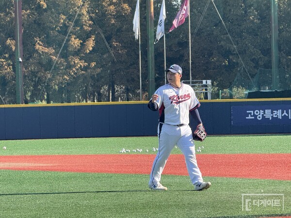 3일 고양 국가대표 야구 훈련장에서 1루 수비 훈련하는 한동희. (사진=더게이트 박승민 기자)