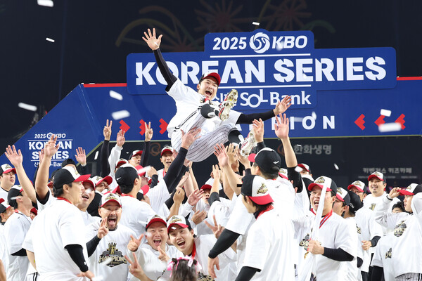 한국시리즈 우승 직후 선수단으로부터 헹가레 받는 박해민. (사진=LG)