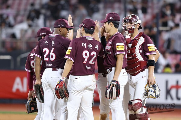 승리의 하이파이브를 하는 키움 선수단. (사진=키움 히어로즈)