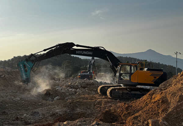 포스코이앤씨 원격제어 굴착기 실증 현장. 사진=포스코이앤씨
