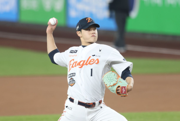 한국시리즈 5차전서 1이닝 투구 후 강판당했던 문동주. (사진=한화)