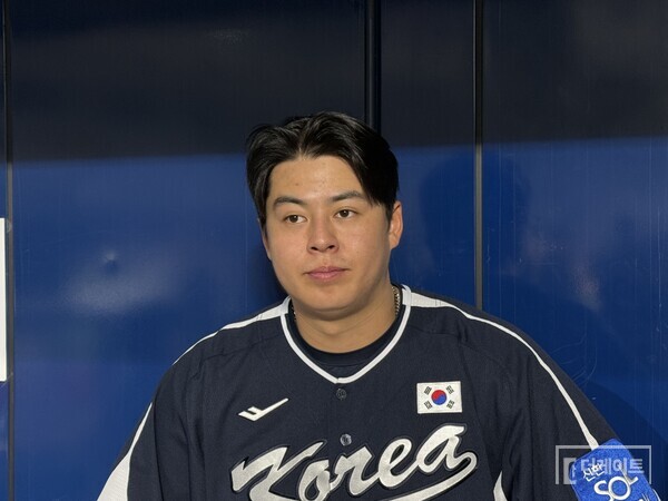 5일 고척에서 열린 대표팀 훈련을 마치고 취재진 인터뷰에 응한 노시환. (사진=더게이트 박승민 기자)