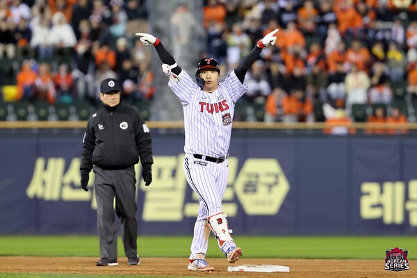 KS 2차전에서 2루타를 기록한 뒤 더그아웃을 향해 세리머니하는 LG 문보경. (사진=LG)