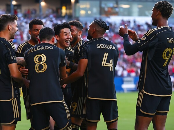 손흥민이 데뷔골을 넣은 직후 동료들과 함께 환호하고 있다. (사진= LAFC SNS)