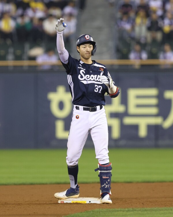 9월 30일 잠실 LG전에서 적시타를 기록한 뒤 더그아웃을 향해 세리머니하는 박지훈. (사진=두산)