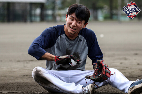 펑고를 받으며 얼굴이 흙범벅이 된 박계범. (사진=두산)