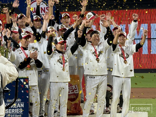 한국시리즈 우승 세리머니하는 LG 트윈스. (사진=더게이트 배지헌 기자)