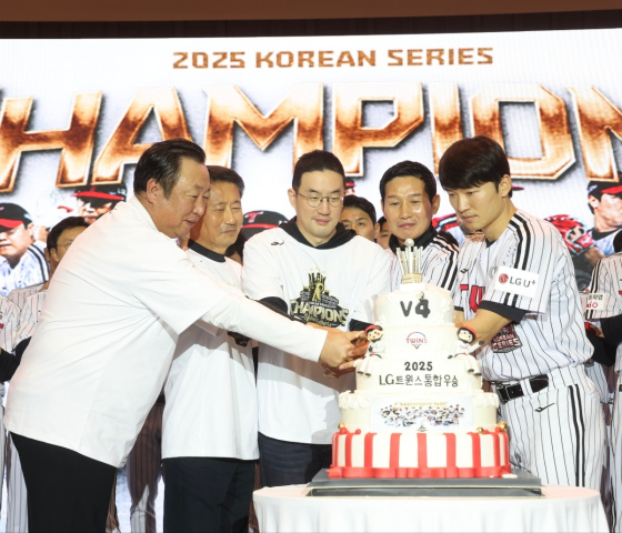 구단주 격려사에 앞서 LG 통합우승 기념 케이크 커팅식이 진행됐다. (사진=LG)