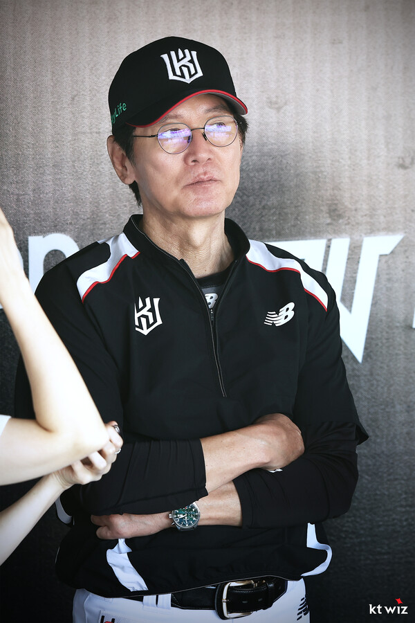 타오위안 교류전 훈련을 지켜보고 있는 이강철 감독. (사진=KT)