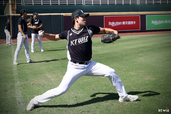 타오위안 야구장에서 훈련 중인 KT 박지훈. (사진=KT)