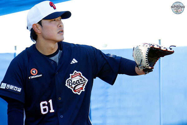 불펜에서 투구하는 두산 최원준(사진=두산)