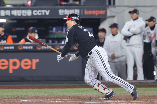 KS 4차전 역전 적시타를 때려낸 김현수는 데일리 MVP에 선정됐다. (사진=LG)