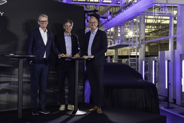 프랑크-슈테펜 발리저(Frank-Steffen Walliser) 벤틀리모터스 회장 겸 CEO(가운데)