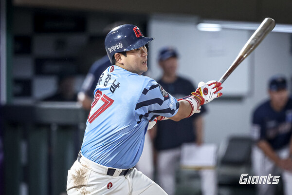 30일 롯데 유강남이 안타를 생산하고 있다. (사진=롯데 자이언츠)