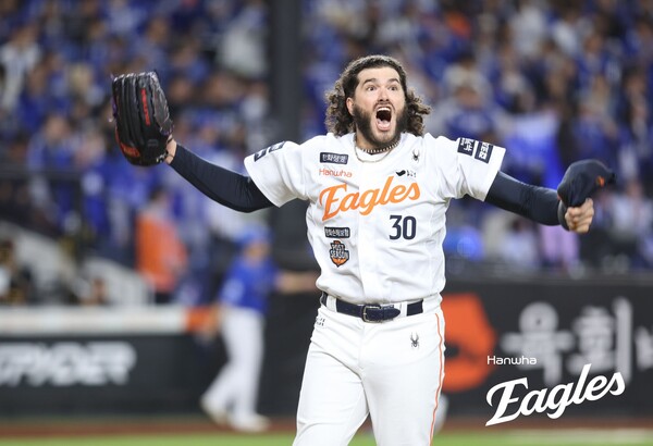 이닝을 무실점으로 마치고 포효하는 폰세. (사진=한화)