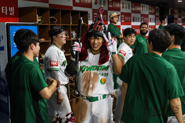 키움 송성문은 8월 15일 시즌 20호 홈런으로 생애 첫 20-20 클럽 가입에 성공했다. (사진=키움)