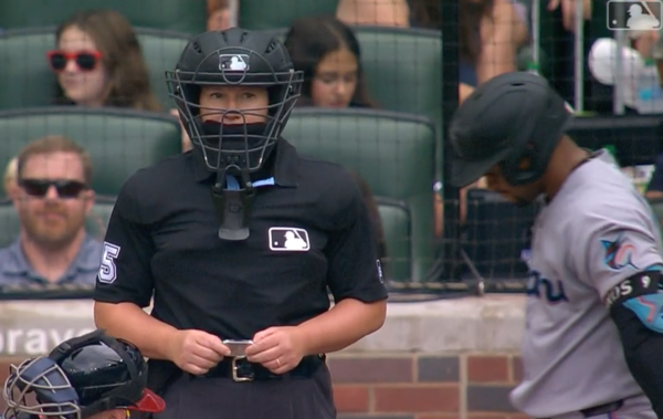 메이저리그 최초의 여성 홈플레이트 심판으로 나선 젠 파월(사진=MLB.com 화면)